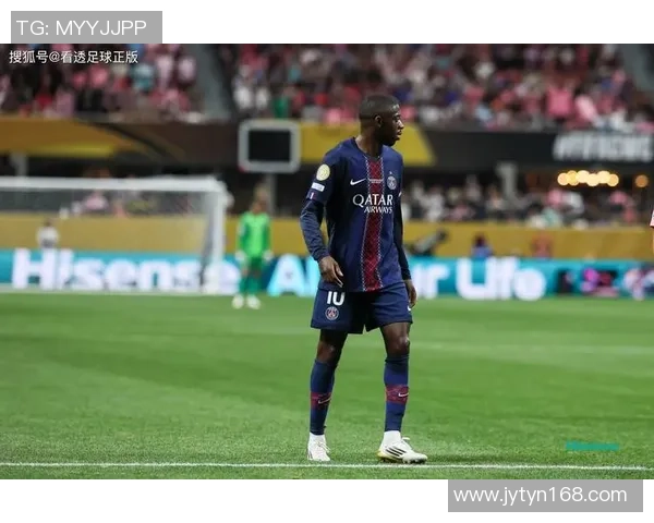 足球明星背后的故事与罕见照片揭秘他们不为人知的一面